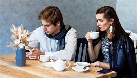 phub.|Phubbing: What Is It, Effects on Relationships, and How to Stop